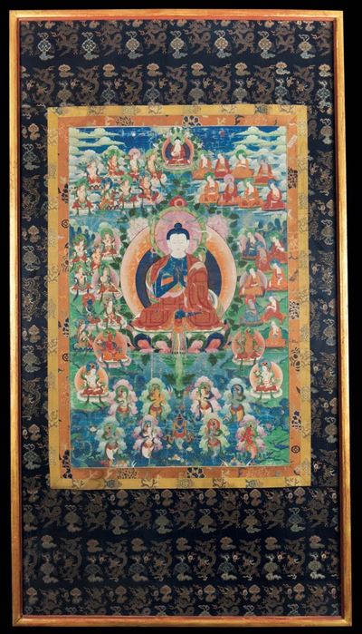 Tanka su Seta Incorniciato con Immagine Centrale di Buddha, Tibet, XIX Secolo