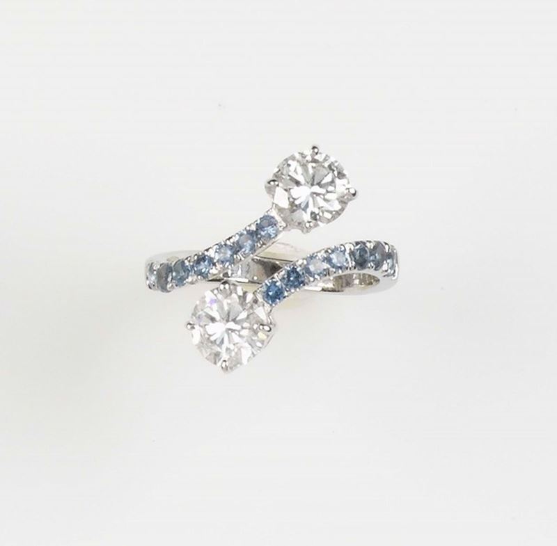 Anello contrarié con due diamanti per ct 2,20 circa e piccoli zaffiri  - Asta Fine Jewels - Cambi Casa d'Aste