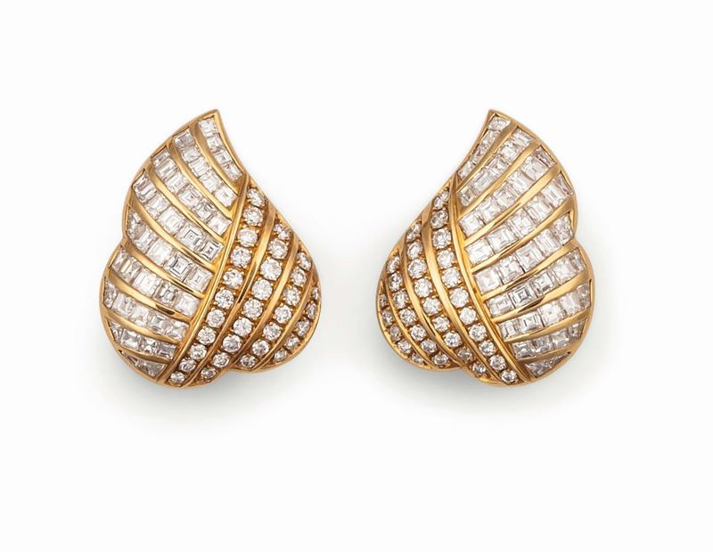 A pair of princess-cut and brilliant-cut diamond earrings set in yellow gold, Fasano  - Auction Fine Jewels - Cambi Casa d'Aste