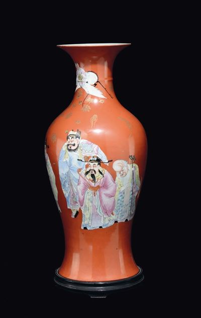 Vaso in Porcellana Famiglia Rosa a Fondo Rosso con Raffigurazione di Dignitari, Cina, Dinastia Qi...