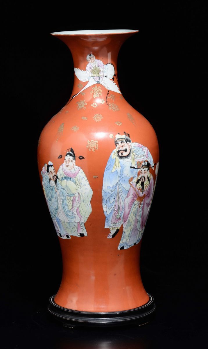 Vaso in Porcellana Famiglia Rosa a Fondo Rosso con Raffigurazione di Dignitari, Cina, Dinastia Qi...