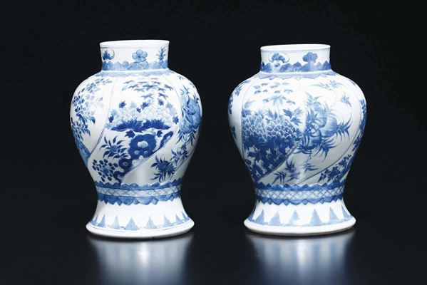 Coppia di potiches senza coperchio in porcellana bianca e blu con decoro di pesche e peonie, Cina, Dinastia Qing, XIX secolo