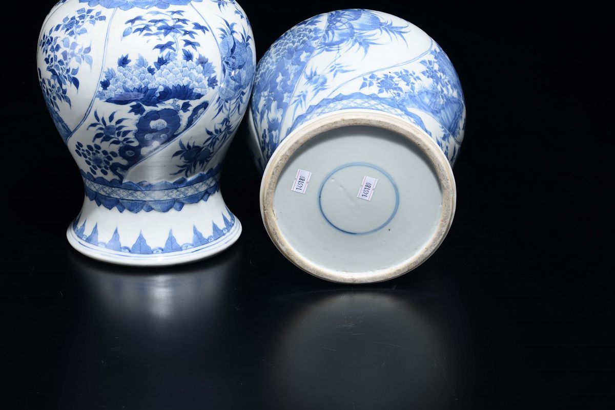 Coppia di Potiches Senza Coperchio in Porcellana Bianca e Blu con Decoro di Pesche e Peonie, Cina...
