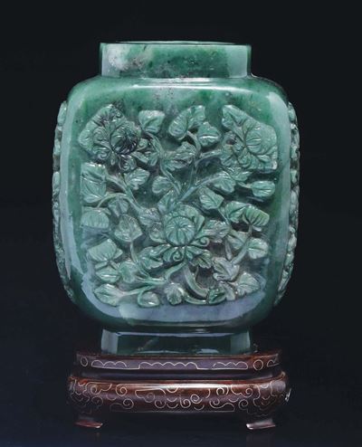 Vaso in Giada Spinacio con Decoro di Fiori a Rilievo, Cina, XX Secolo
