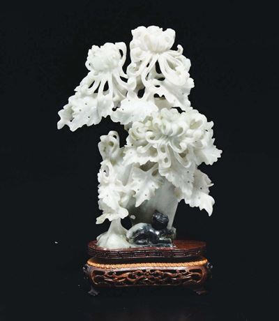 Vasetto con Coperchio in Giadeite con Decoro di Fiori a Rilievo, Cina, XX Secolo