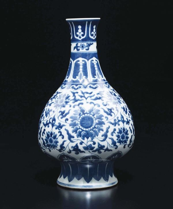 Vaso in porcellana bianca e blu a decoro floreale, Cina, Dinastia Qing, XIX secolo