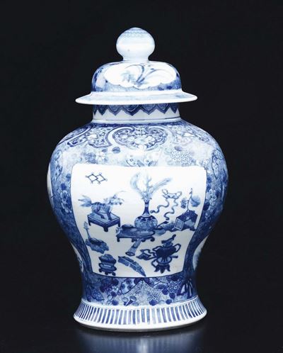 Potiche con Coperchio in Porcellana Bianca e Blu con Decoro Naturalistico Entro Riserve, Cina, Di...