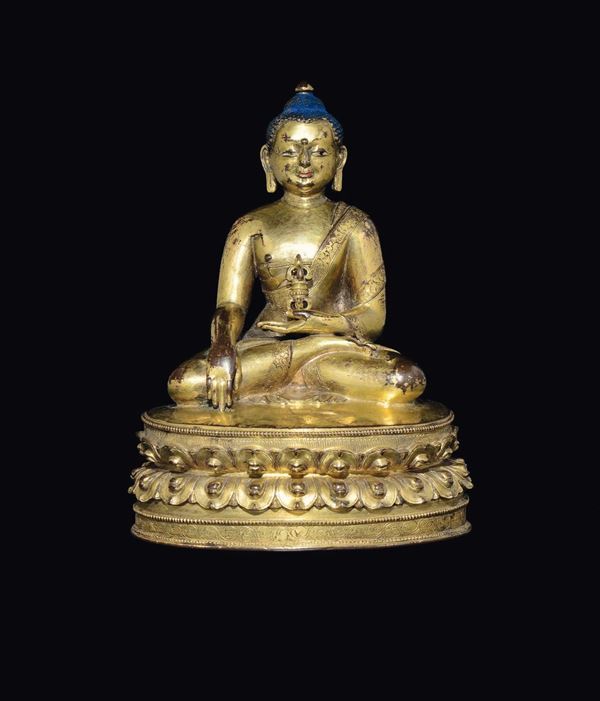 Figura di Buddha con vajra in bronzo dorato seduto su doppio fiore di loto, Tibet, XVII secolo