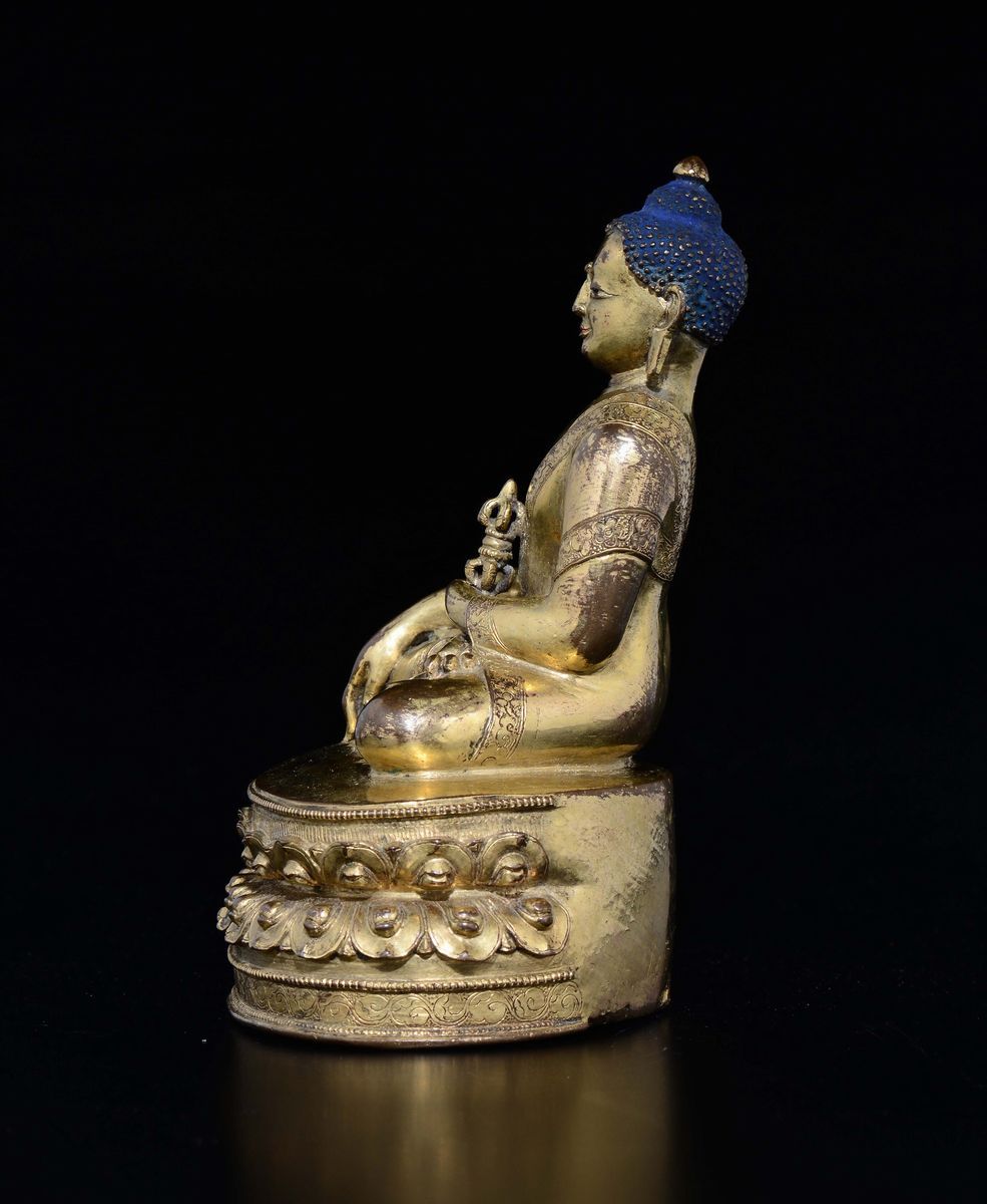 Figura di Buddha con Vajra in Bronzo Dorato Seduto su Doppio Fiore di Loto, Tibet, XVII Secolo