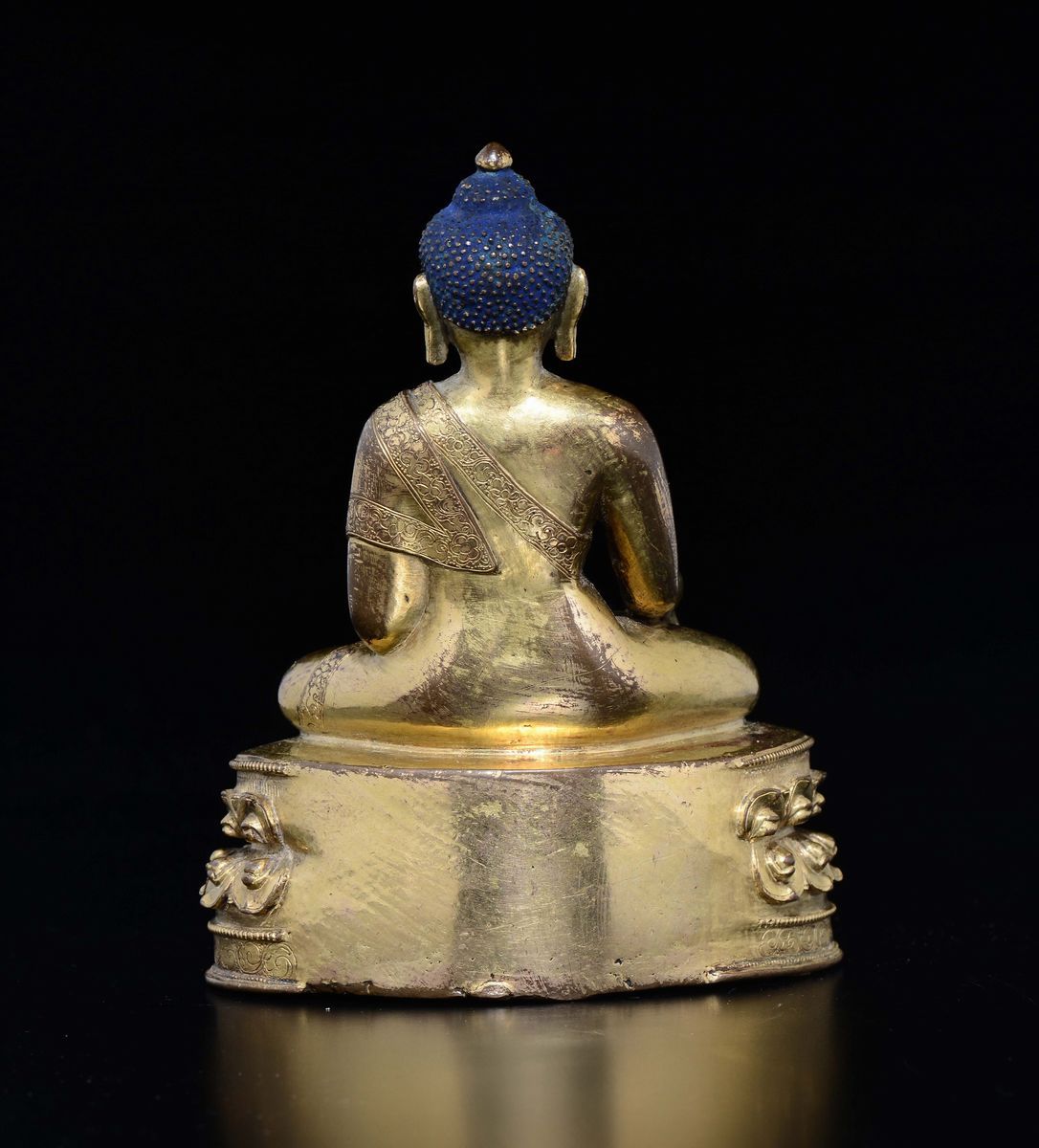 Figura di Buddha con Vajra in Bronzo Dorato Seduto su Doppio Fiore di Loto, Tibet, XVII Secolo