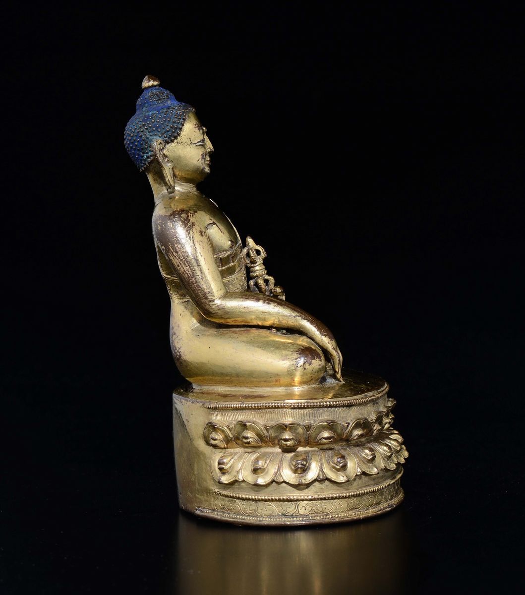 Figura di Buddha con Vajra in Bronzo Dorato Seduto su Doppio Fiore di Loto, Tibet, XVII Secolo