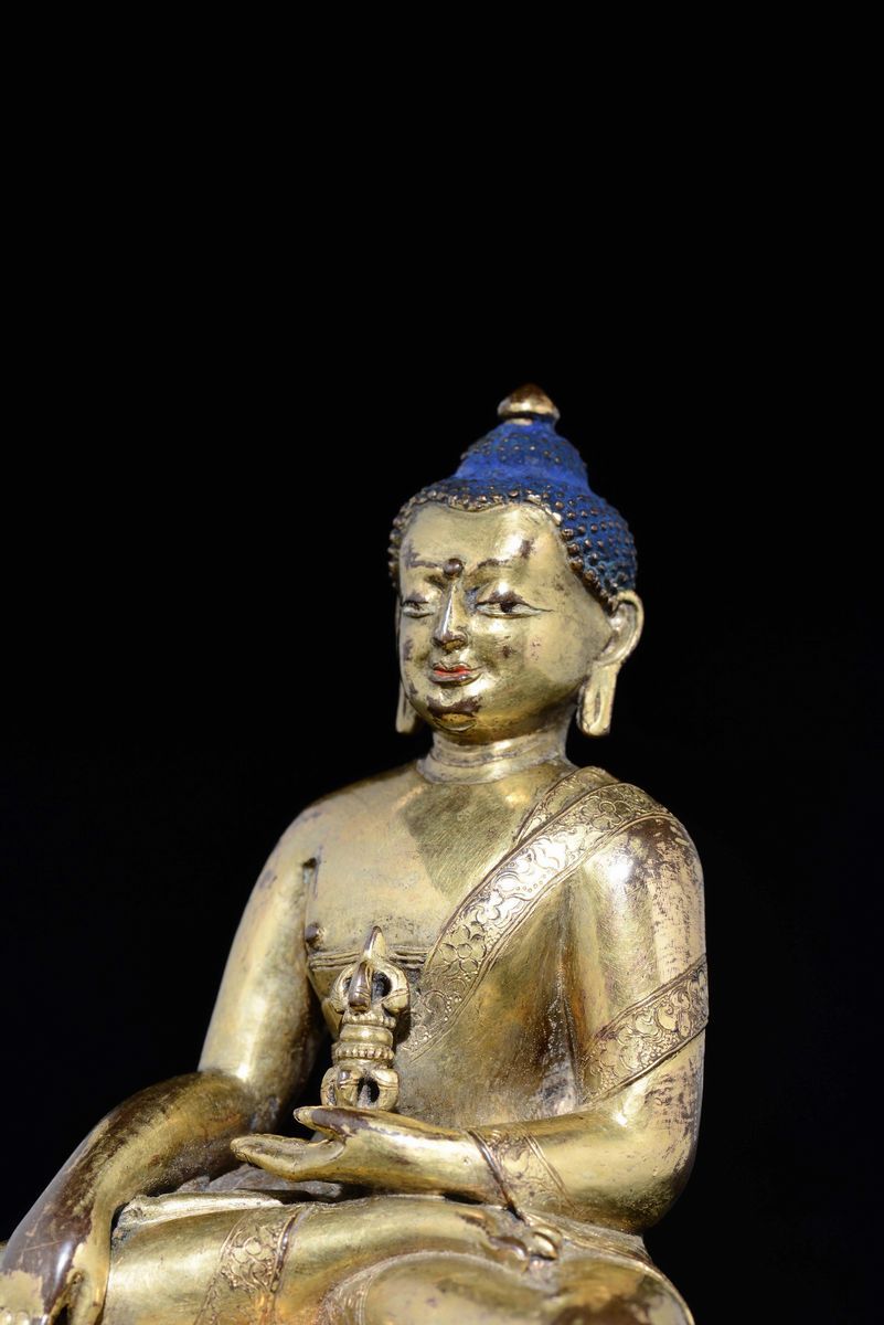 Figura di Buddha con Vajra in Bronzo Dorato Seduto su Doppio Fiore di Loto, Tibet, XVII Secolo