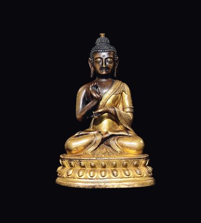 Figura di Buddha Sakyamuni in Bronzo Dorato Seduto su Doppio Fiore di Loto, Cina, Dinastia Qing, ...