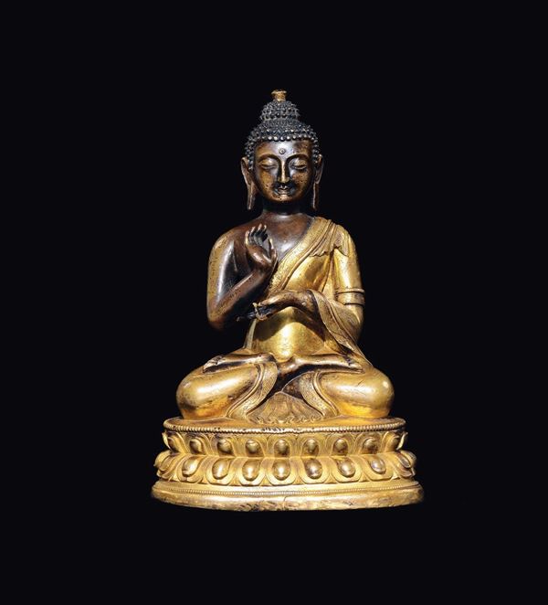 Figura di Buddha Sakyamuni in bronzo dorato seduto su doppio fiore di loto, Cina, Dinastia Qing, epoca Qianlong (1736-1796)