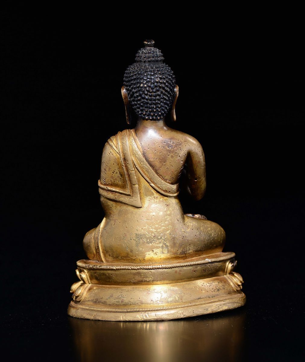 Figura di Buddha Sakyamuni in Bronzo Dorato Seduto su Doppio Fiore di Loto, Cina, Dinastia Qing, ...