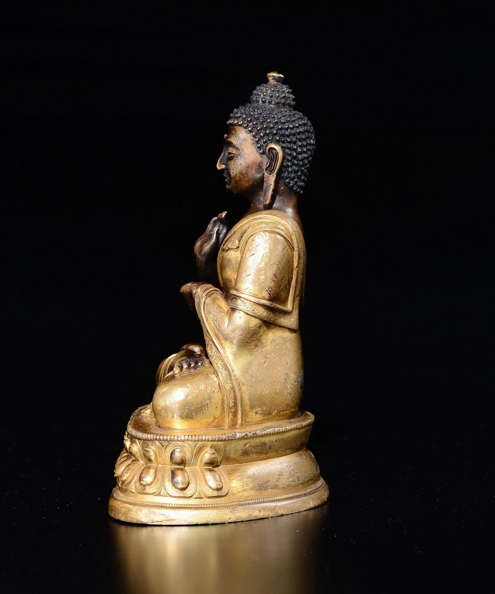 Figura di Buddha Sakyamuni in Bronzo Dorato Seduto su Doppio Fiore di Loto, Cina, Dinastia Qing, ...