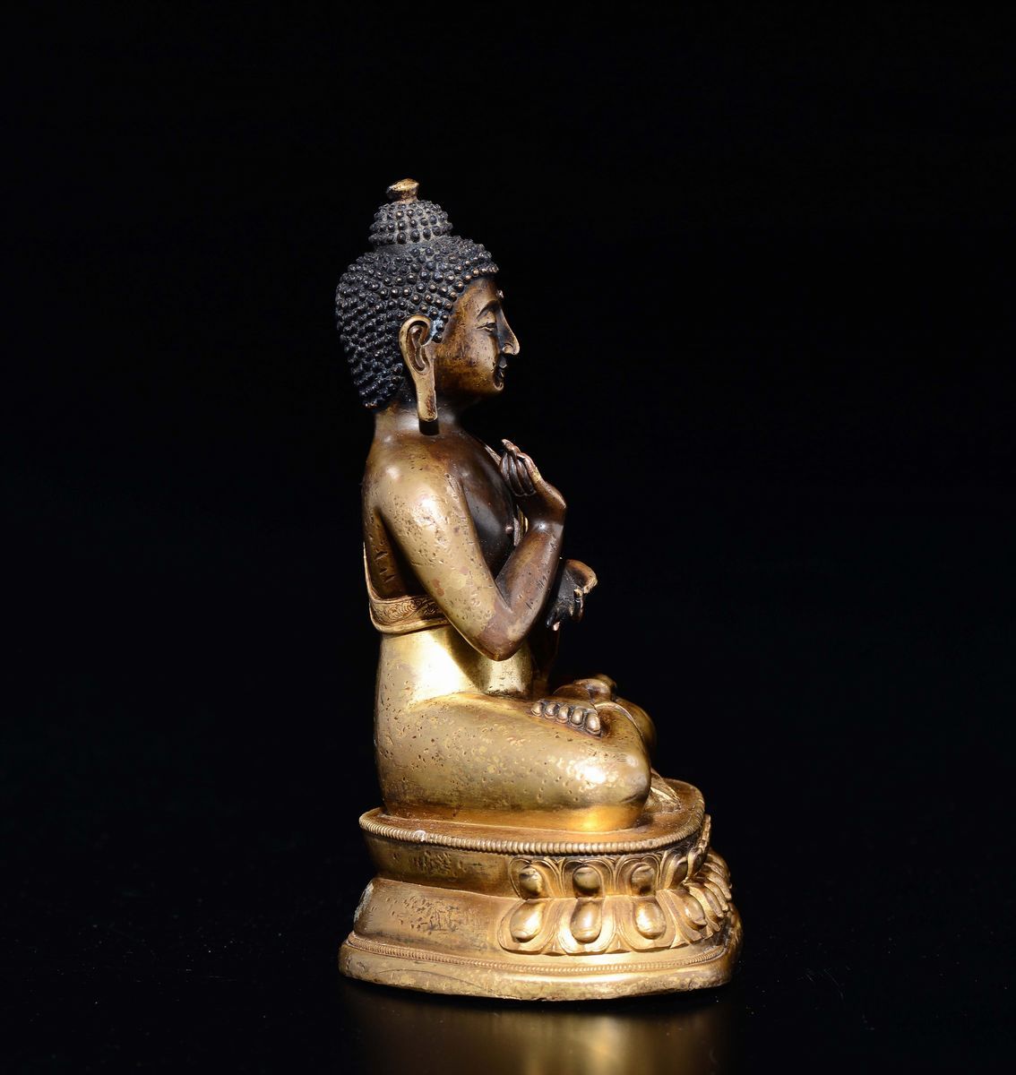 Figura di Buddha Sakyamuni in Bronzo Dorato Seduto su Doppio Fiore di Loto, Cina, Dinastia Qing, ...