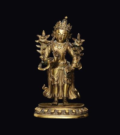 Figura di Tara in Bronzo Dorato Eretta su Fiore di Loto, Cina, Dinastia Qing, Epoca Yongzheng (17...