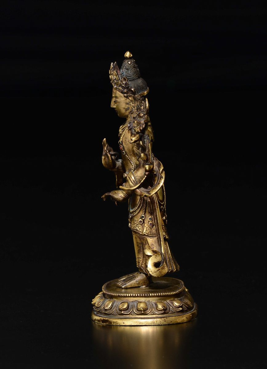 Figura di Tara in Bronzo Dorato Eretta su Fiore di Loto, Cina, Dinastia Qing, Epoca Yongzheng (17...
