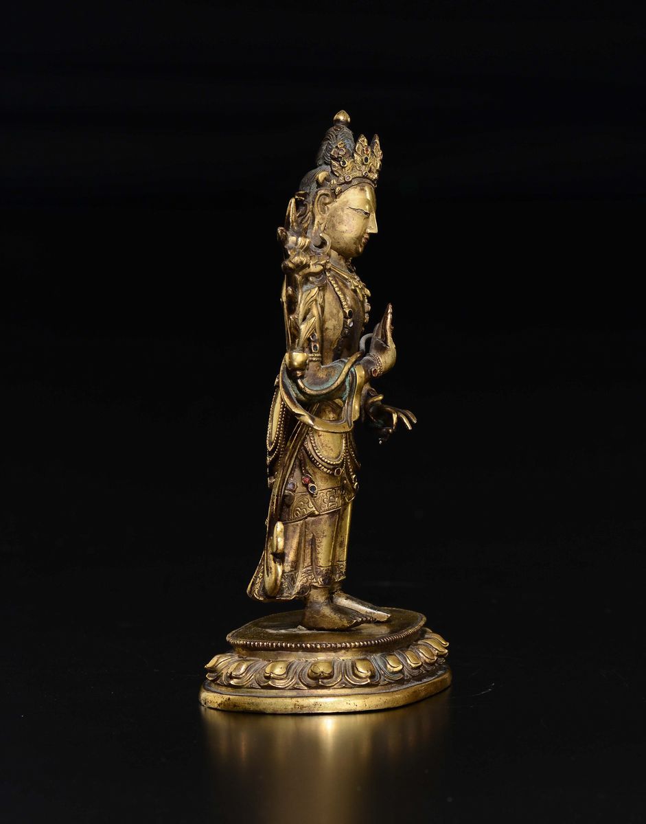 Figura di Tara in Bronzo Dorato Eretta su Fiore di Loto, Cina, Dinastia Qing, Epoca Yongzheng (17...