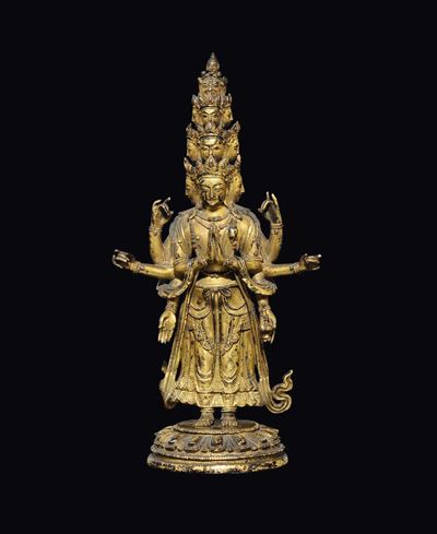 Figura di Ekadasamukha-avalokitesvara in Bronzo Dorato Eretto su Fiore di Loto, Tibet, XVIII Seco...