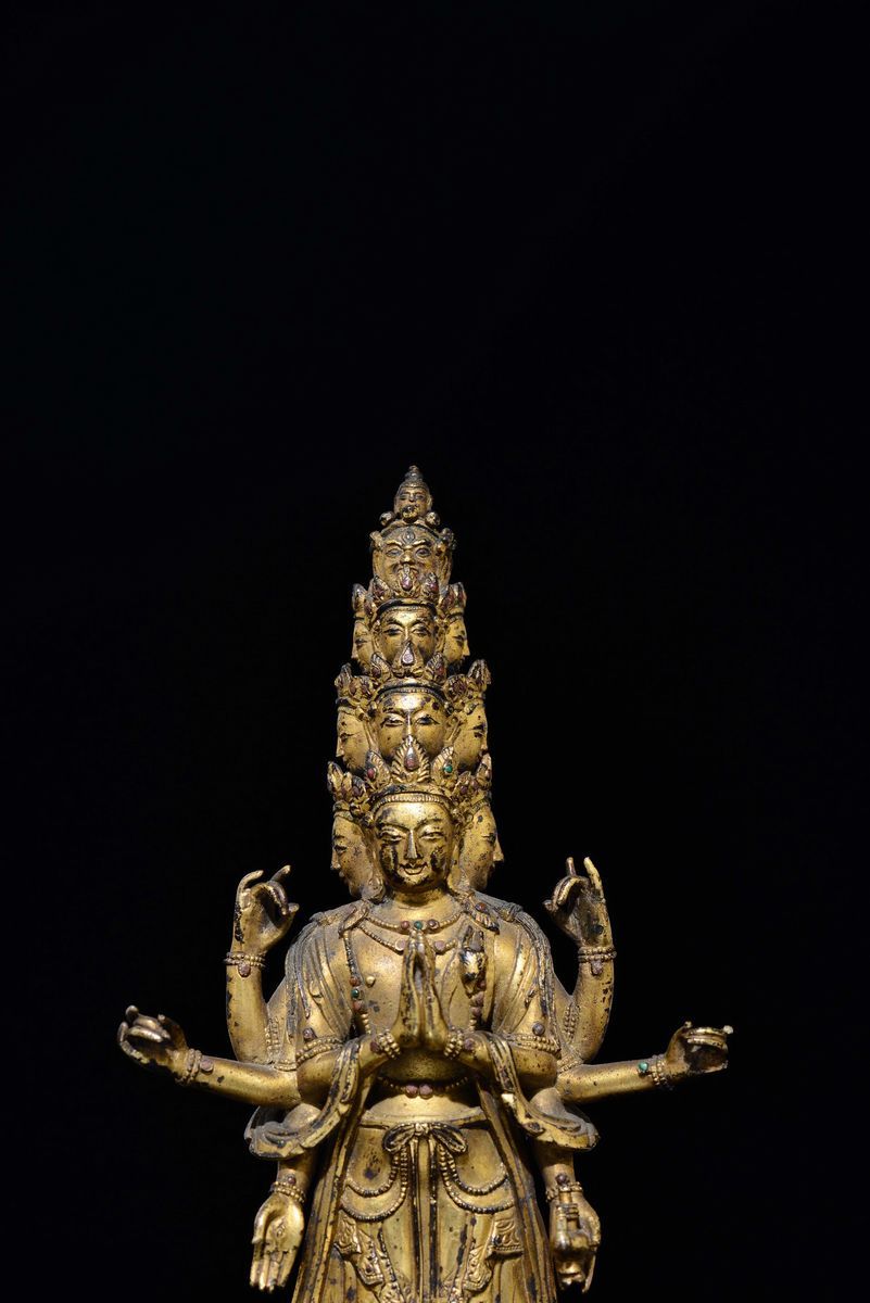 Figura di Ekadasamukha-avalokitesvara in Bronzo Dorato Eretto su Fiore di Loto, Tibet, XVIII Seco...