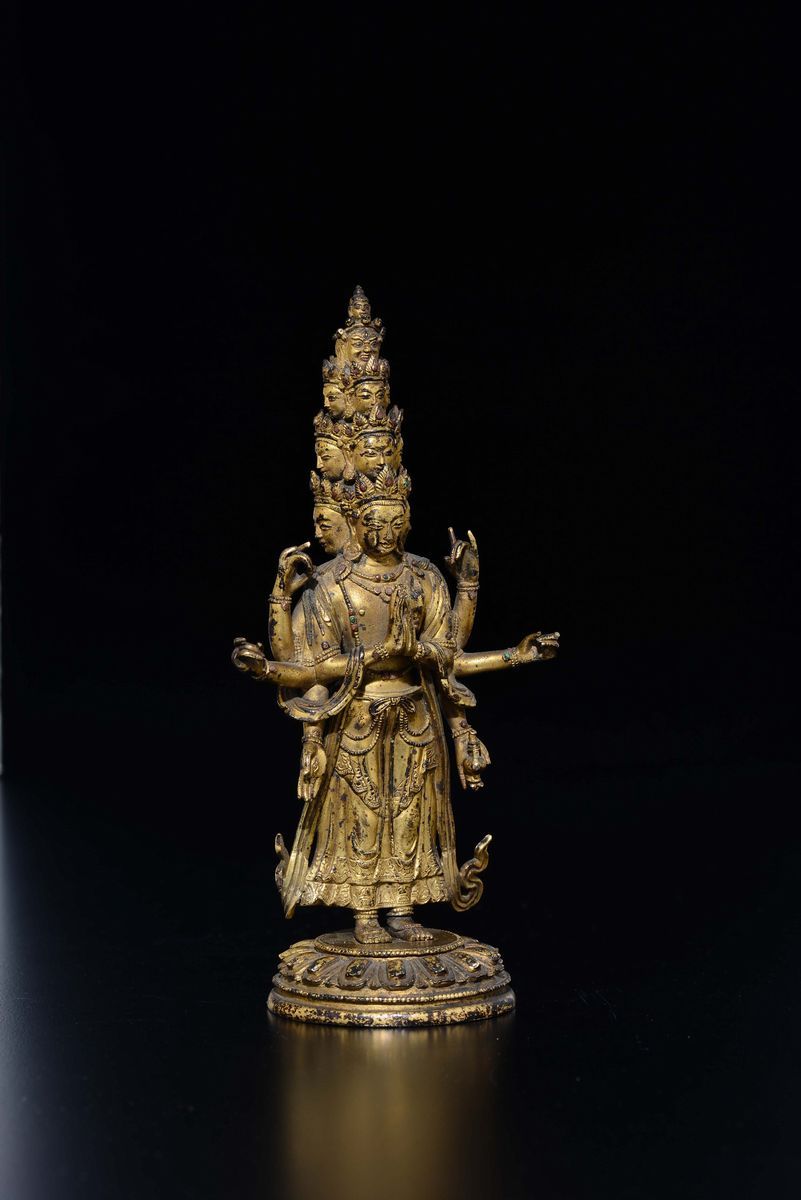 Figura di Ekadasamukha-avalokitesvara in Bronzo Dorato Eretto su Fiore di Loto, Tibet, XVIII Seco...