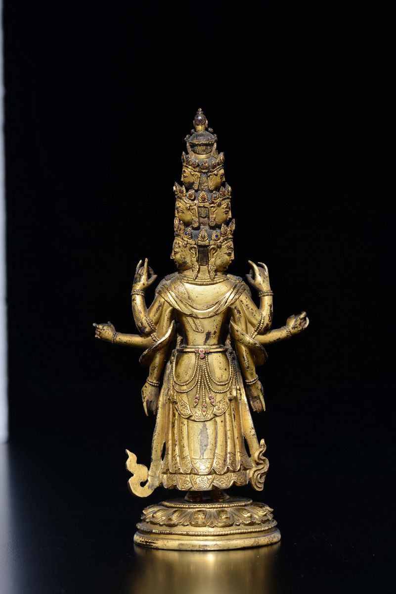 Figura di Ekadasamukha-avalokitesvara in Bronzo Dorato Eretto su Fiore di Loto, Tibet, XVIII Seco...