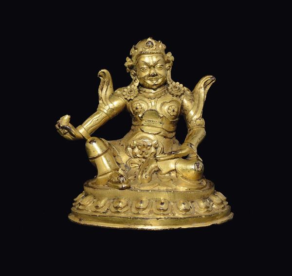 Figura di guerriero Yaksha in bronzo dorato seduto su fiore di loto, Cina, Dinastia Ming, XVI secolo