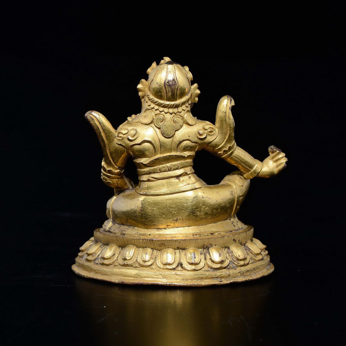 Figura di Guerriero Yaksha in Bronzo Dorato Seduto su Fiore di Loto, Cina, Dinastia Ming, XVI Sec...