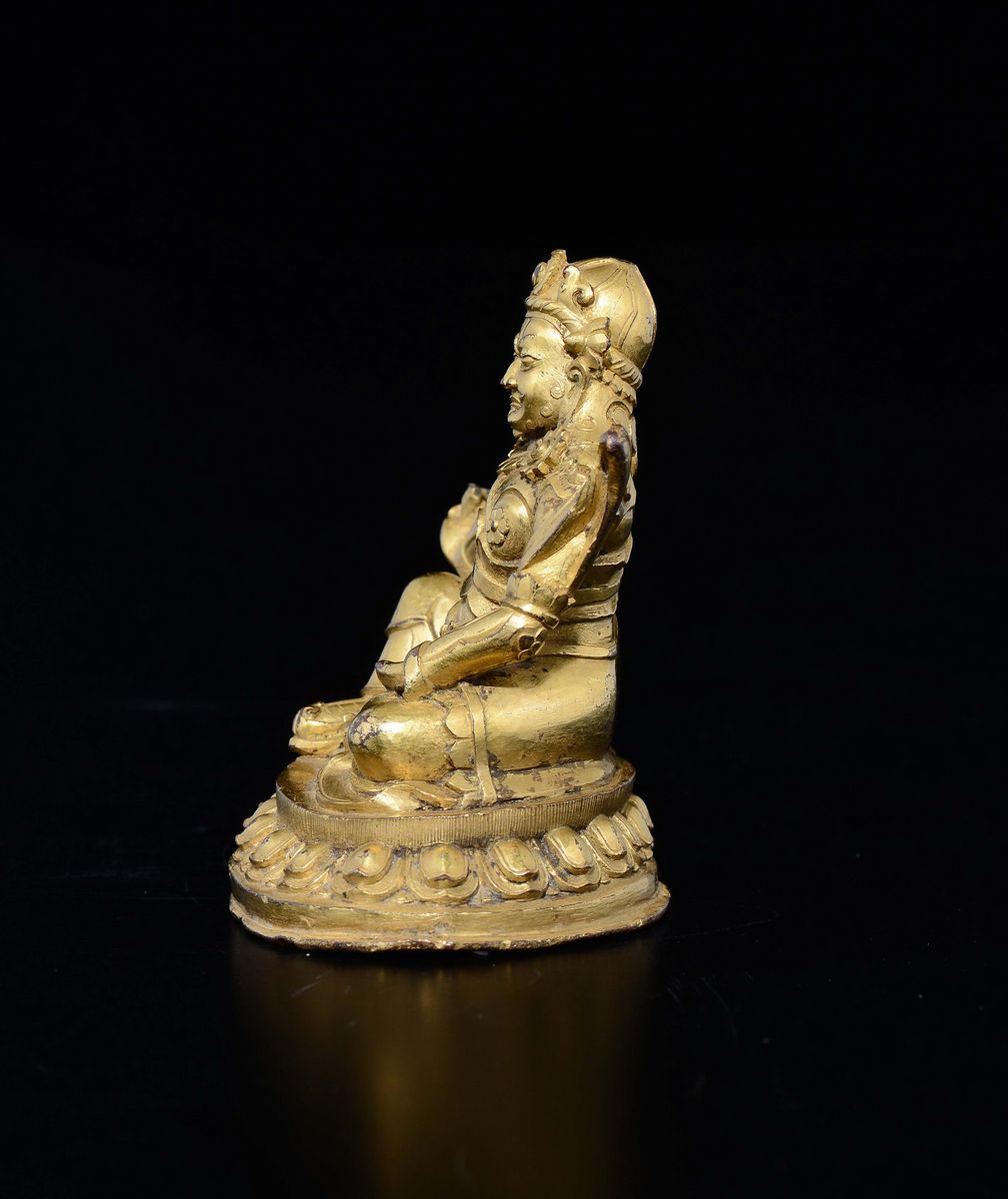 Figura di Guerriero Yaksha in Bronzo Dorato Seduto su Fiore di Loto, Cina, Dinastia Ming, XVI Sec...