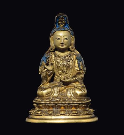 Figura di Buddha in Bronzo Dorato con Velo Seduto su Doppio Fiore di Loto, Tibet, XVIII Secolo