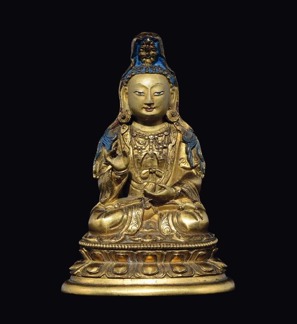 Figura di Buddha in bronzo dorato con velo seduto su doppio fiore di loto, Tibet, XVIII secolo
