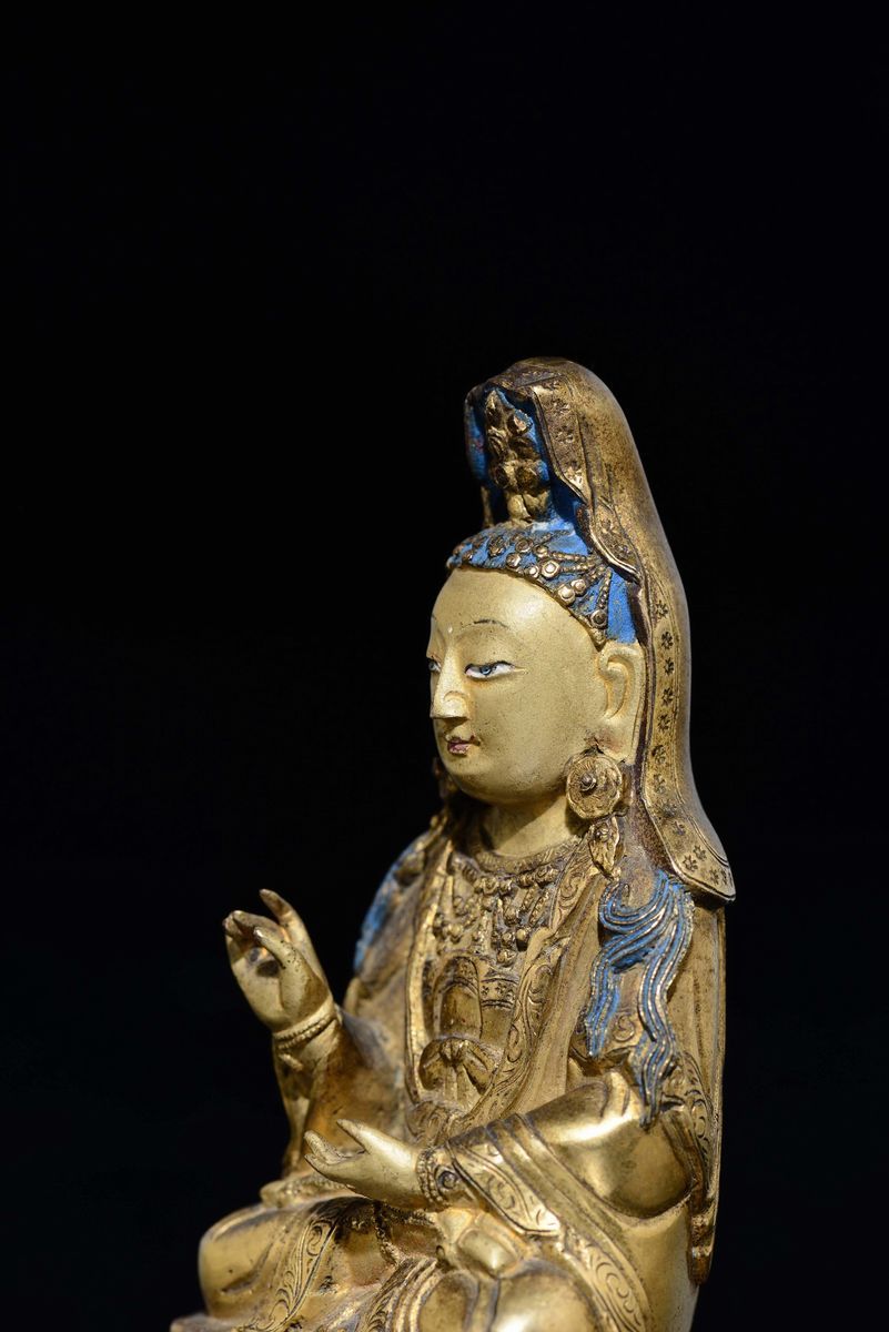 Figura di Buddha in Bronzo Dorato con Velo Seduto su Doppio Fiore di Loto, Tibet, XVIII Secolo