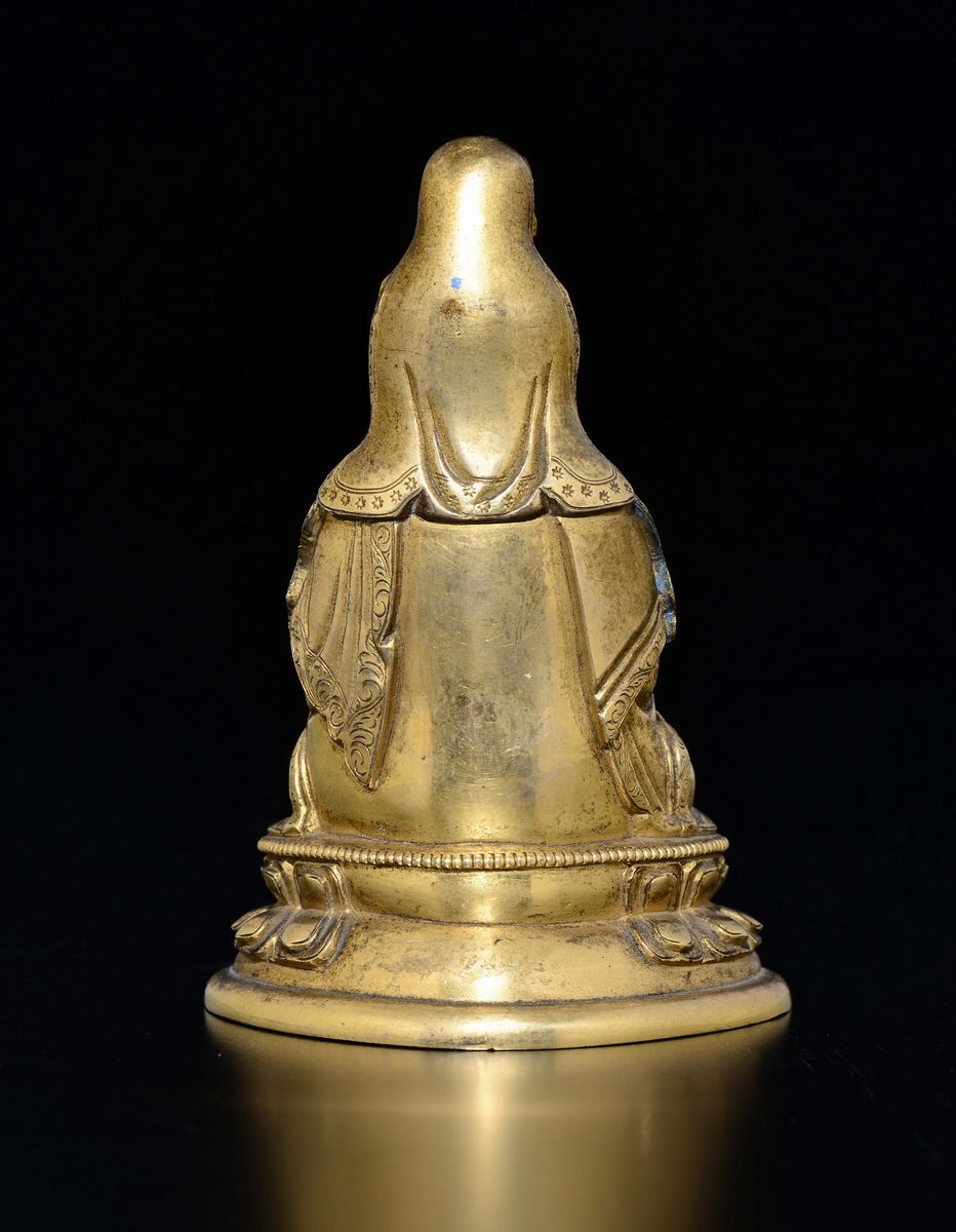 Figura di Buddha in Bronzo Dorato con Velo Seduto su Doppio Fiore di Loto, Tibet, XVIII Secolo