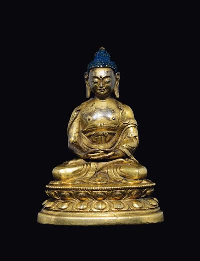 Figura di Buddha Sakyamuni in Bronzo Dorato Seduto su Doppio Fiore di Loto, Cina, Dinastia Qing, ...