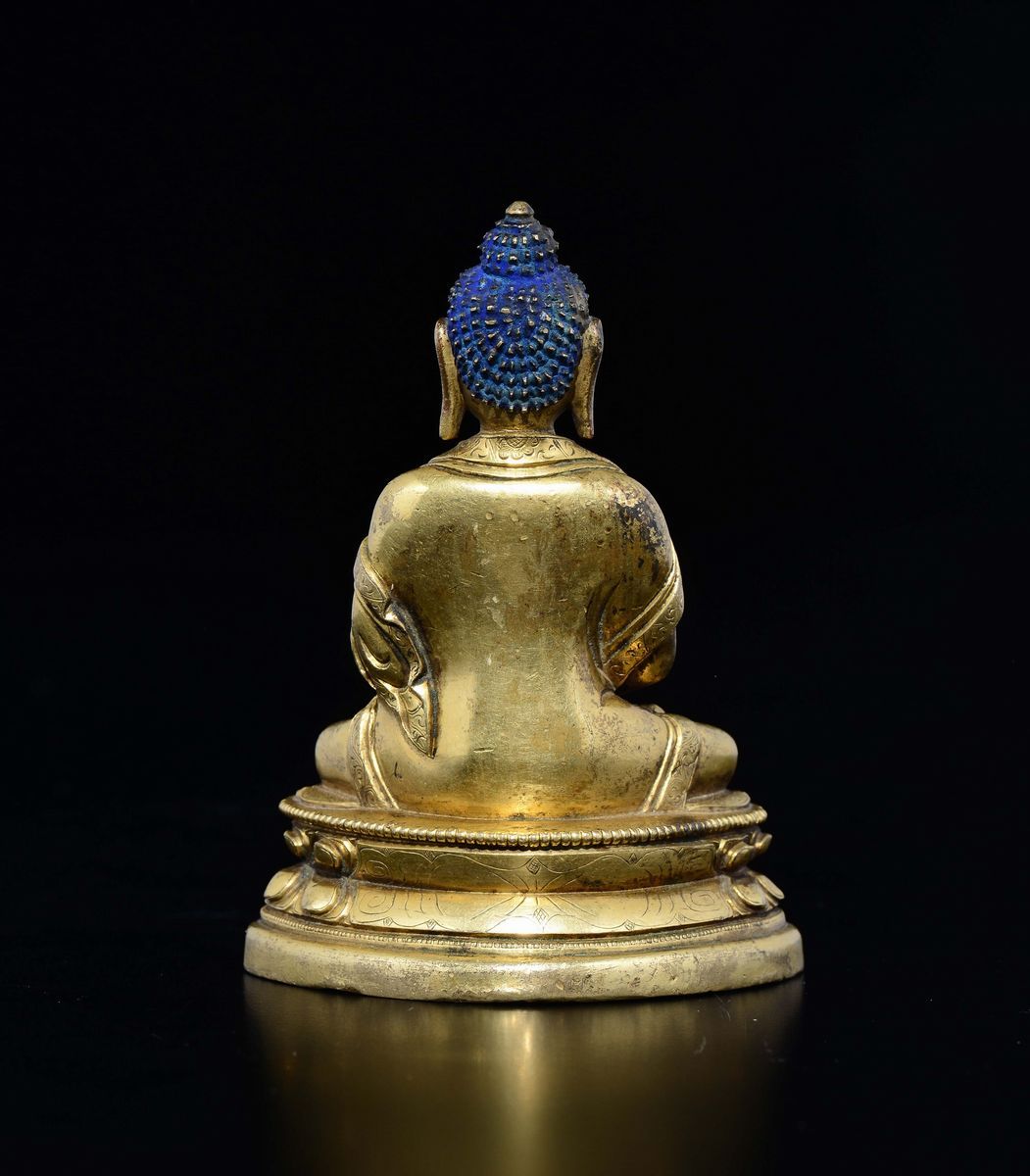 Figura di Buddha Sakyamuni in Bronzo Dorato Seduto su Doppio Fiore di Loto, Cina, Dinastia Qing, ...