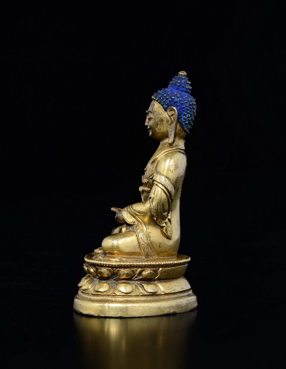 Figura di Buddha Sakyamuni in Bronzo Dorato Seduto su Doppio Fiore di Loto, Cina, Dinastia Qing, ...