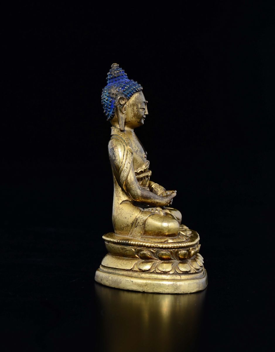 Figura di Buddha Sakyamuni in Bronzo Dorato Seduto su Doppio Fiore di Loto, Cina, Dinastia Qing, ...