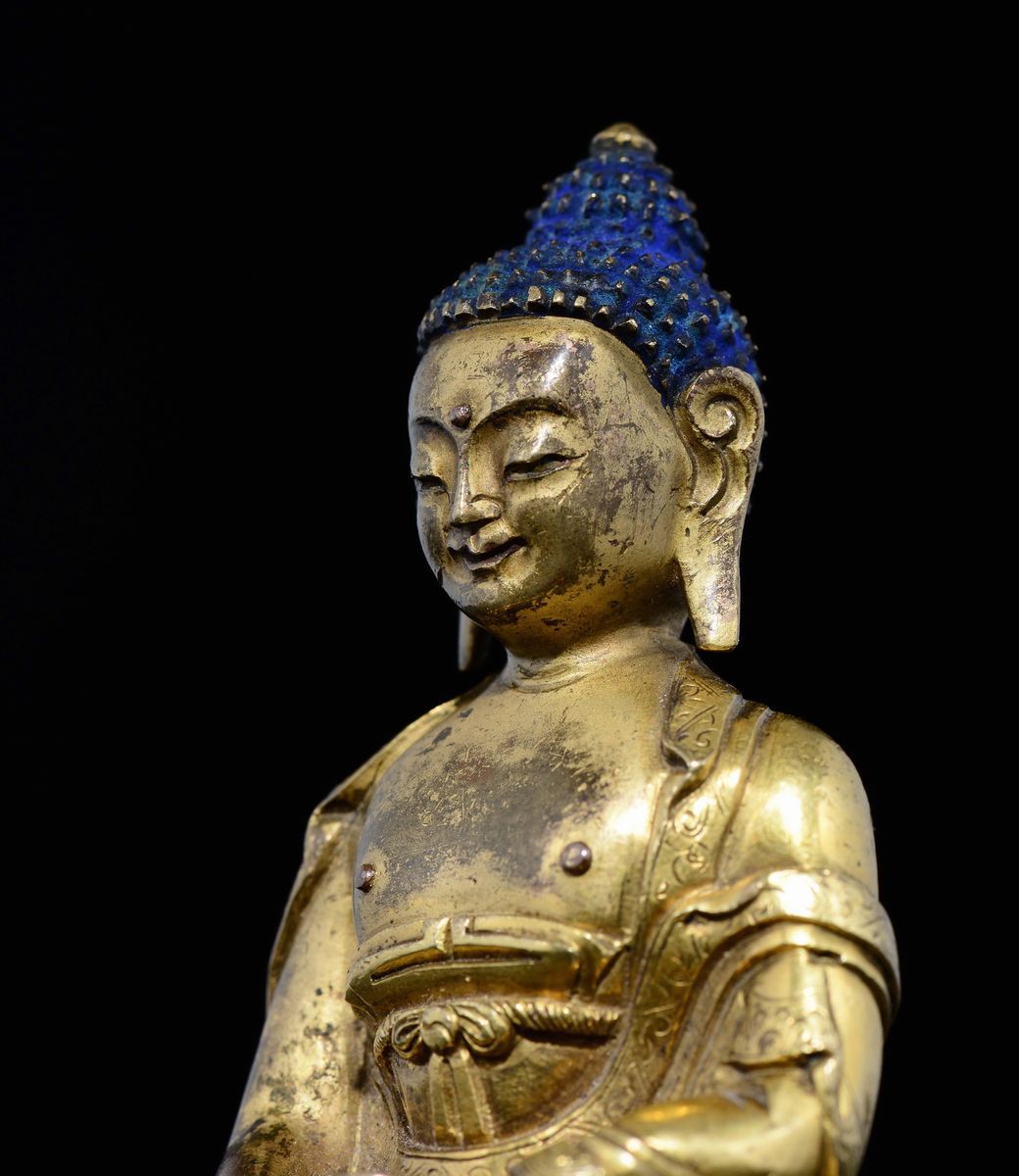 Figura di Buddha Sakyamuni in Bronzo Dorato Seduto su Doppio Fiore di Loto, Cina, Dinastia Qing, ...