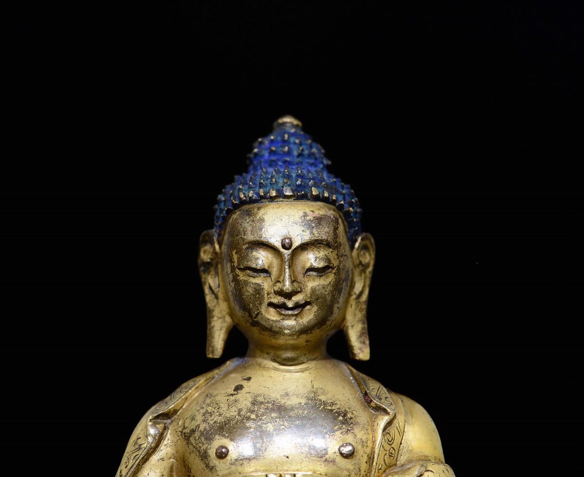 Figura di Buddha Sakyamuni in Bronzo Dorato Seduto su Doppio Fiore di Loto, Cina, Dinastia Qing, ...