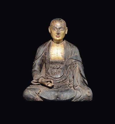 Rarissima Figura di Monaco in Legno di Zitan con Doratura e Decoro Floreale sulla Veste, Cina, Di...
