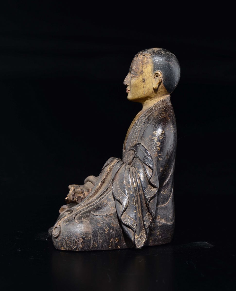 Rarissima Figura di Monaco in Legno di Zitan con Doratura e Decoro Floreale sulla Veste, Cina, Di...
