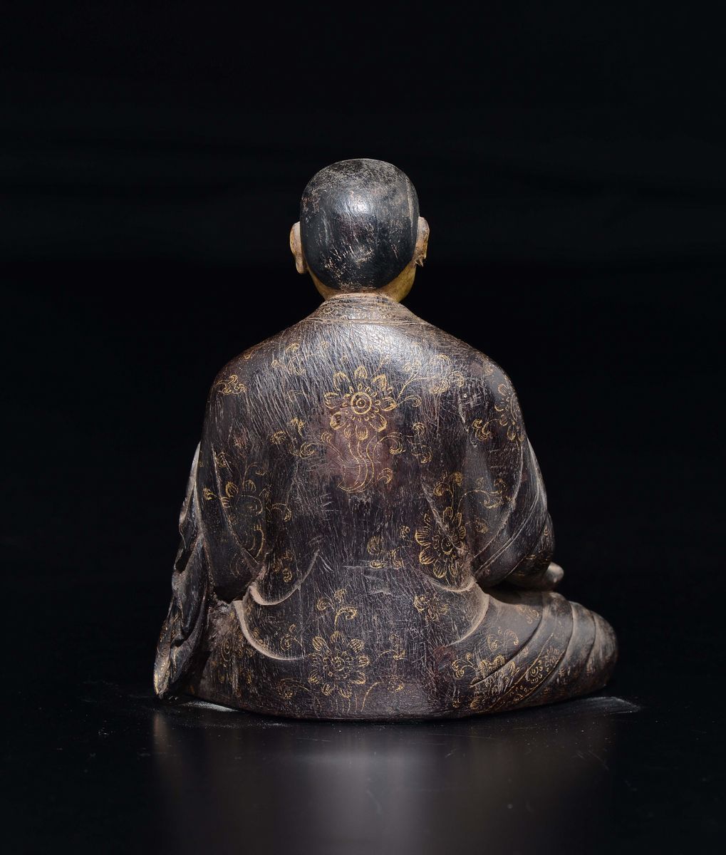 Rarissima Figura di Monaco in Legno di Zitan con Doratura e Decoro Floreale sulla Veste, Cina, Di...
