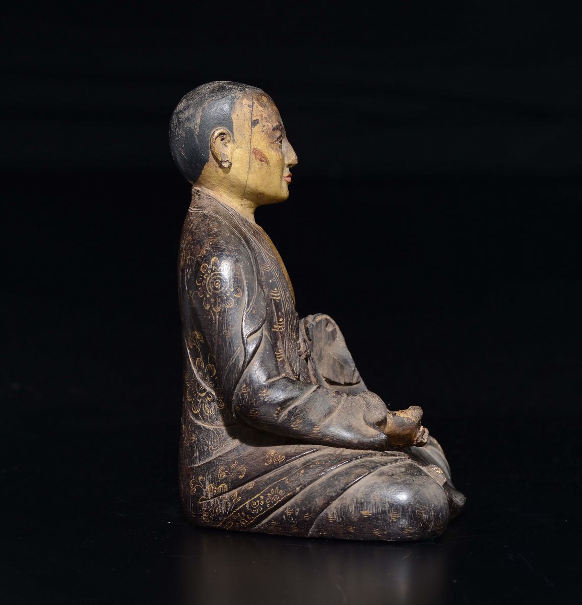Rarissima Figura di Monaco in Legno di Zitan con Doratura e Decoro Floreale sulla Veste, Cina, Di...