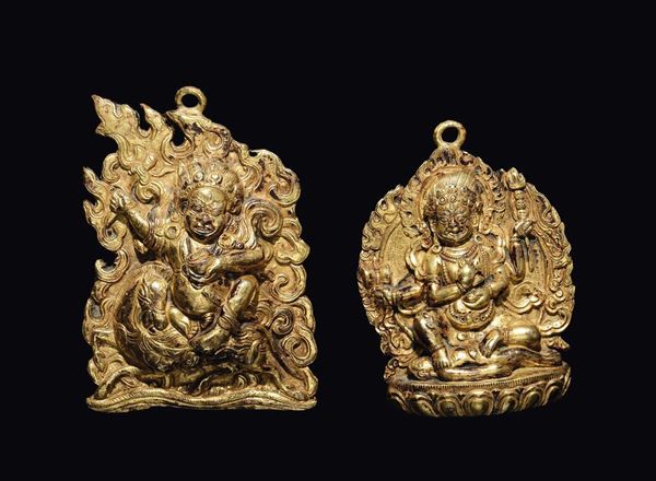 Due medaglioni in bronzo dorato raffigurante sulla prima Sridevi e sulla seconda Sadbhuja-Mahakala, Tibet, XVII secolo