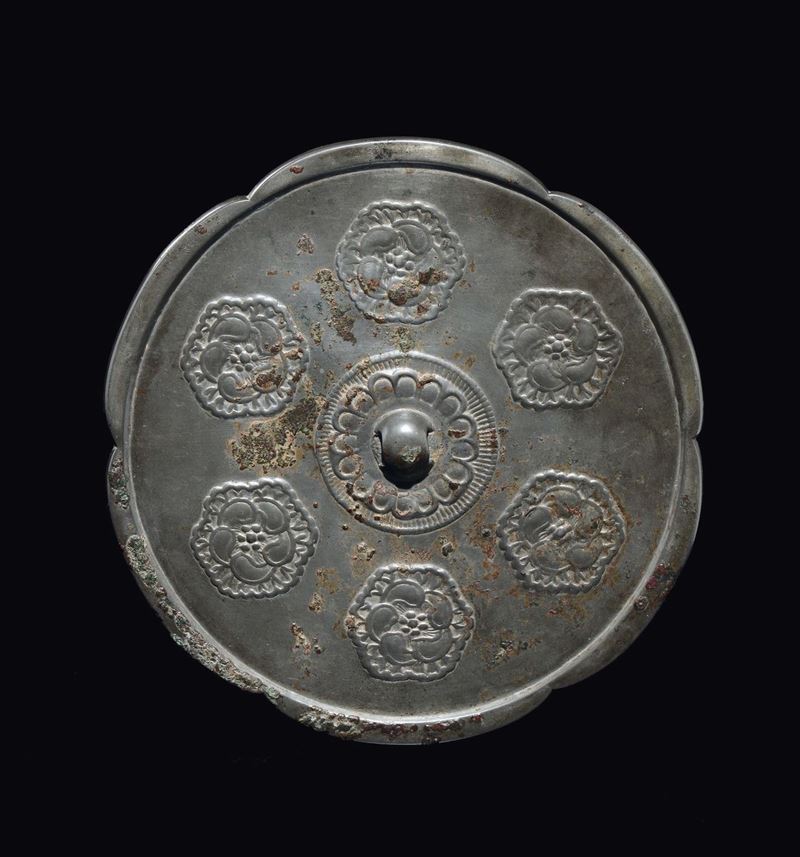 Specchio in bronzo sbalzato, Cina, Dinastia Tang (618-906)  - Asta Fine Chinese Works of Art - Cambi Casa d'Aste