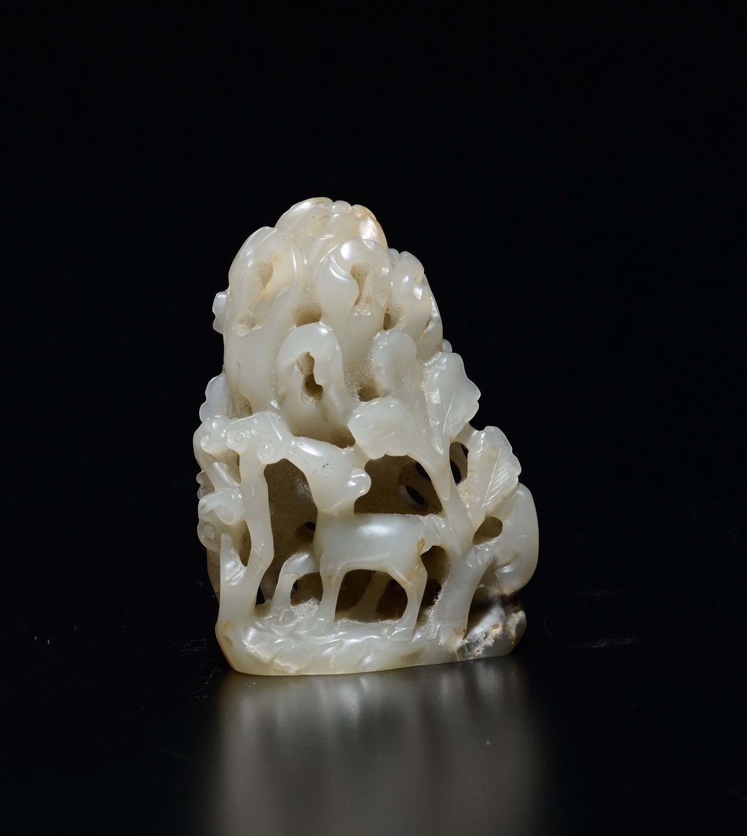 Gruppo in Giada Raffigurante Cerbiatto tra Alberi, Cina, Dinastia Ming, XVII Secolo