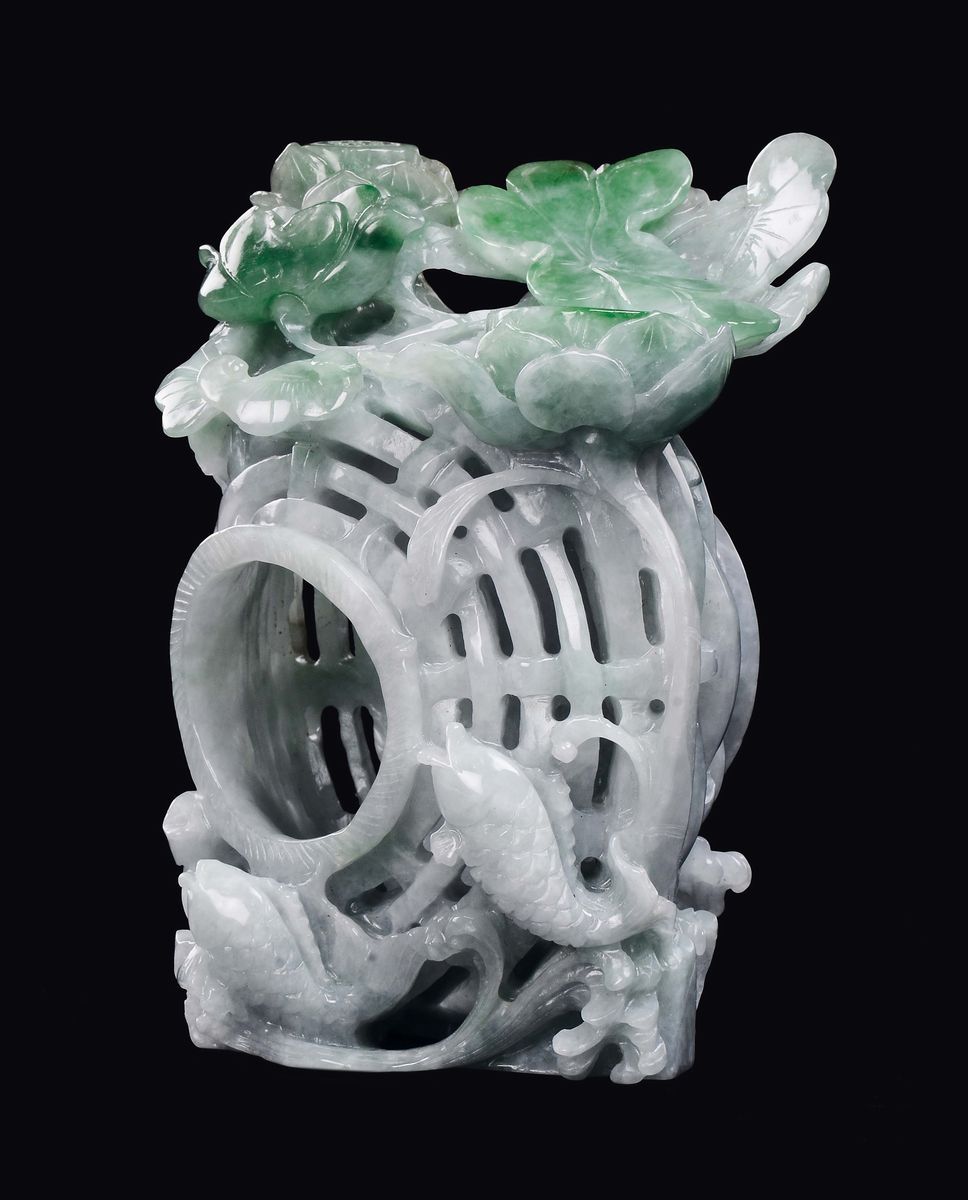 Sciacquapennelli in Giadeite con Decoro Vegetale e Pesci a Rilievo, Cina, XX Secolo
