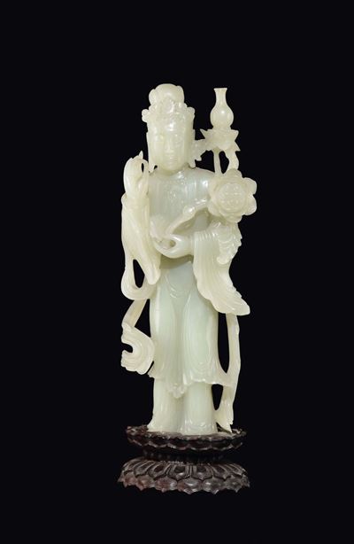 Figura di Buddha in Giada Bianca con Fiore e Vaso Sorretto da Fiore di Loto, Cina, XX Secolo